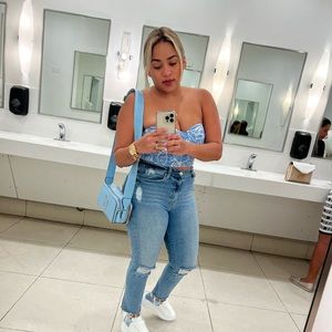 Meet your Posher, Yisela